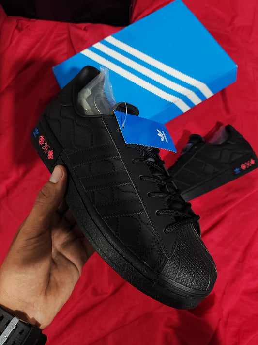 Zapatillas Adidas Superstar Black a 320 soles