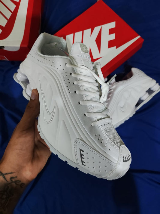 Zapatillas Nike Shox R4 "Triple White" a 320 Soles