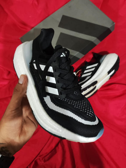 Zapatillas Adidas Ultraboost Light a 320 Soles